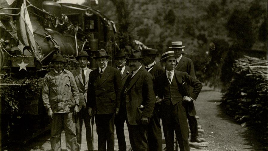 Cauquenes, 1920 Cauquenes, 1920. Positivo en papel. 8.9 x 12 cm. Colección Fotográfica, n.° inventario 98.486.
«El señor Alessandri a la llegada a la estación Baños de Cauquenes, con el maquinista que condujo el convoy y un grupo de la comitiva». Sucesos, 944, 28 de oct