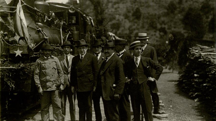 Cauquenes, 1920. Positivo en papel. 8.9 x 12 cm. Colección Fotográfica, n.° inventario 98.486.
«El señor Alessandri a la llegada a la estación Baños de Cauquenes, con el maquinista que condujo el convoy y un grupo de la comitiva». Sucesos, 944, 28 de oct