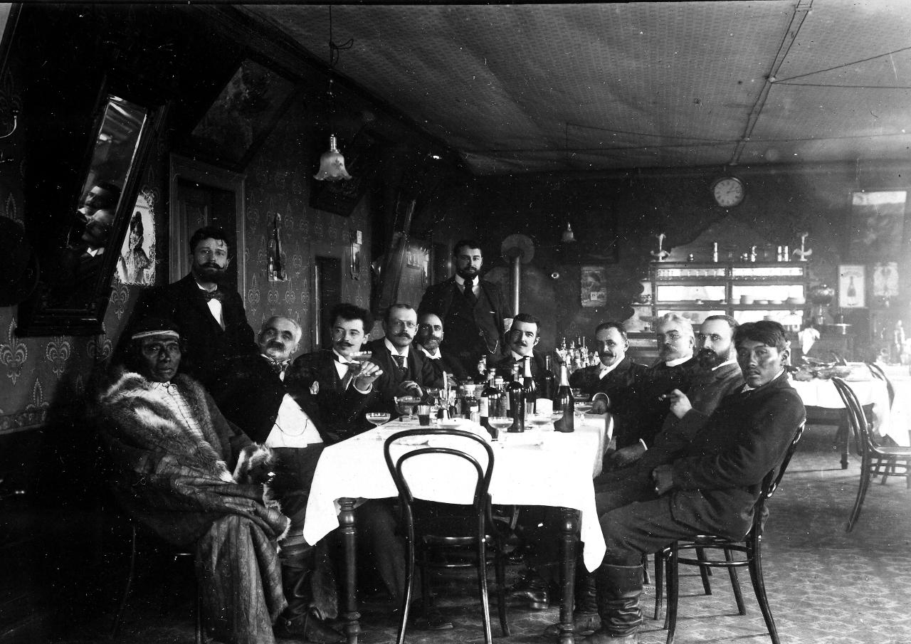 Almuerzo ofrecido por un grupo de vecinos de la ciudad al Cacique Mulato y a su hijo