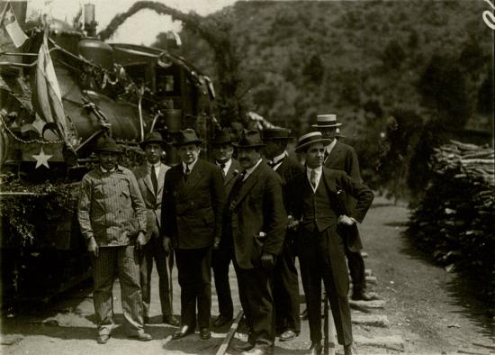 Cauquenes, 1920. Positivo en papel. 8.9 x 12 cm. Colección Fotográfica, n.° inventario 98.486.
«El señor Alessandri a la llegada a la estación Baños de Cauquenes, con el maquinista que condujo el convoy y un grupo de la comitiva». Sucesos, 944, 28 de oct