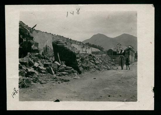 José Antonio Olivares Valdivia. Casa destruida y niñas. Copiapó, 1918. N° de inventario A1-0076.