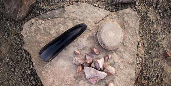 Puruña, «piedra del indio» y mineral fraccionado sobre piedra de moler