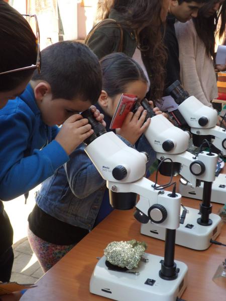 Observación de muestras minerales