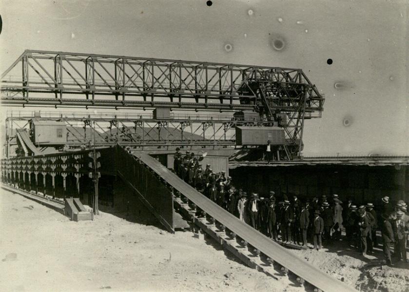 Retrato grupal en cinta transportadora