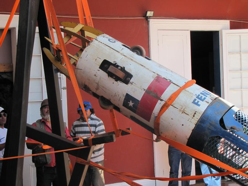 Trabajadores manobriando la Préstamo de Cápsula Fénix 2