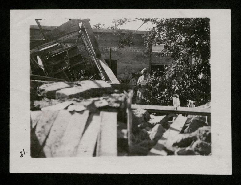 Casa destruida y mujer