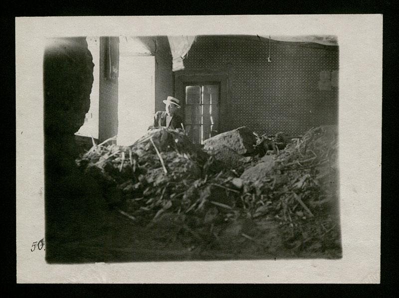 Hombre al interior de casa destruida