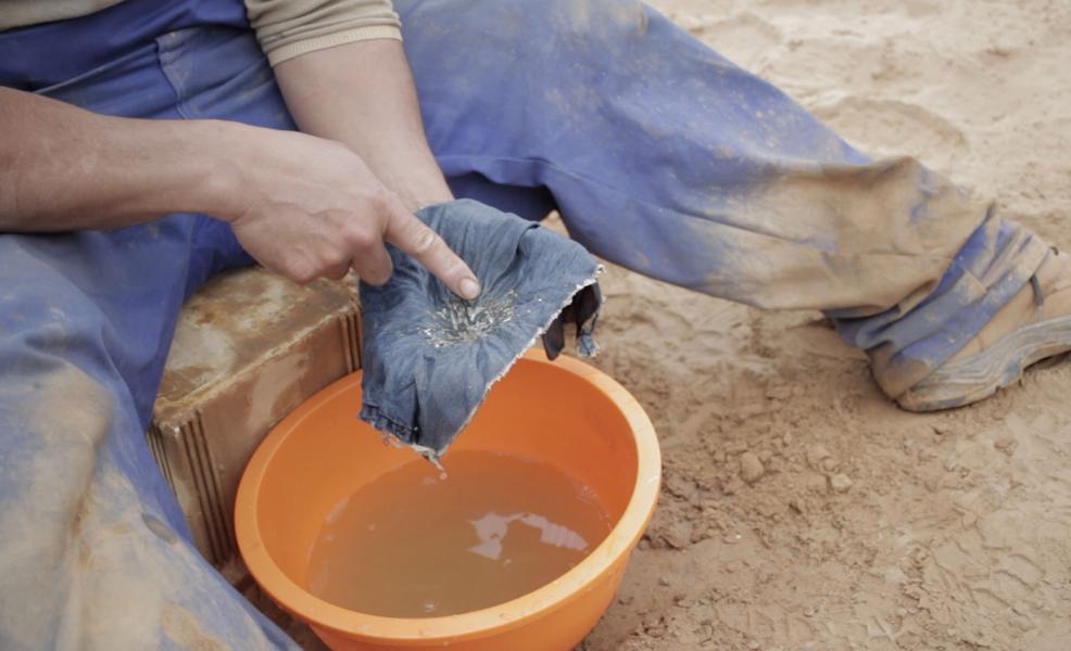 Oro en la tela de mezclilla