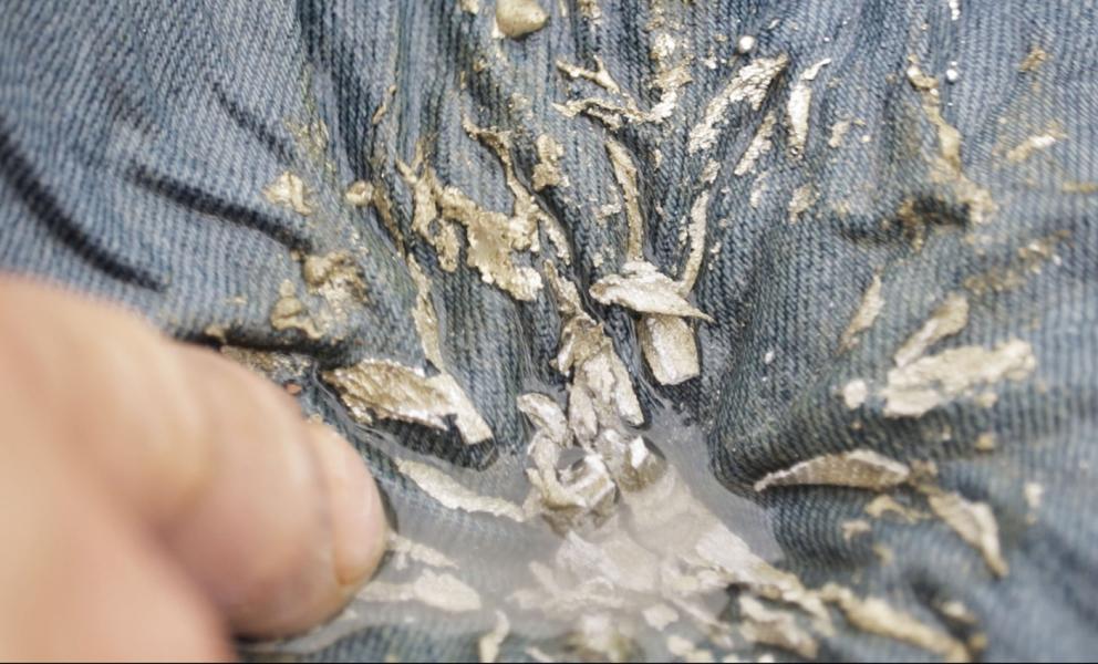 Oro en la tela de mezclilla