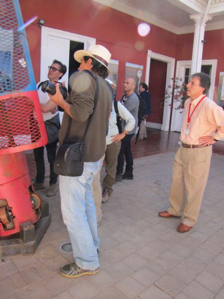 Director MRA, conversando con equipo de producción película
