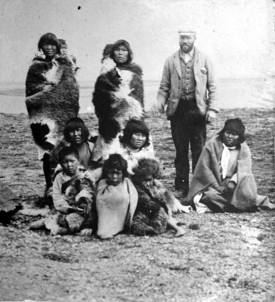 Grupo de mujeres indígenas con niños acompañado de un hombre blanco