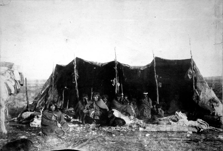 Indígenas tehuelches reunidos bajo un toldo