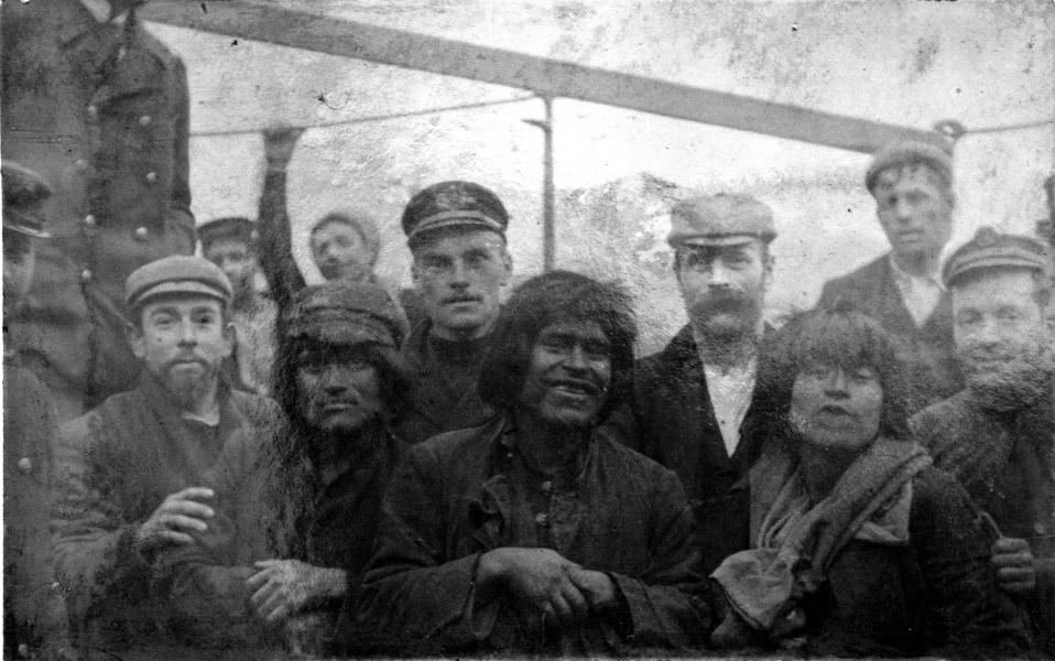 Indígenas junto en un grupo de marinos o trabajadores